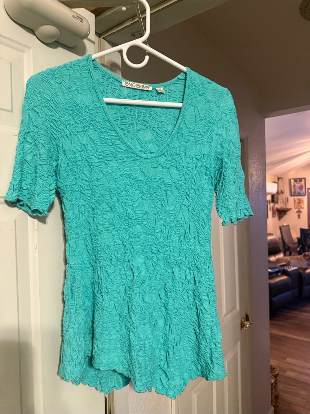SNO SKINS Turquoise Crinkle Short Sleeve Women's Top